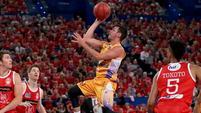 Jason Cadee of the Kings jumps to shoot a basket during the Round 15 NBL game between the Perth Wildcats and the Sydney Kings at Perth Arena, Perth, on Friday, January 19, 2018. (AAP Image/Richard Wainwright) NO ARCHIVING, EDITORIAL USE ONLY