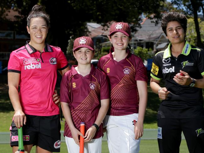 (L-R) Sydney Sixers Lauren Smith, Lulu Butler and Iris Arnold from the Concord briars and Nida Dar from Sydney Thunder pictured at Drummoyne  Oval, Sydney. 7th November, 2019. The Sydney Sixers and Sydney Thunder will go head-to-head in next week's WBBL Sydney derby at Drummoyne  Oval.Picture by Damian Shaw