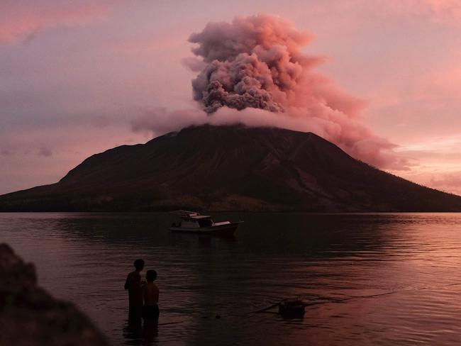 TOPSHOT - Mount Ruang volcano erupts in Sitaro, North Sulawesi, on April 19, 2024. A remote Indonesian volcano sent a tower of ash spewing into the sky on April 19, after nearly half a dozen eruptions earlier this week forced thousands to evacuate when molten rocks rained down on their villages. (Photo by Ronny Adolof BUOL / AFP)