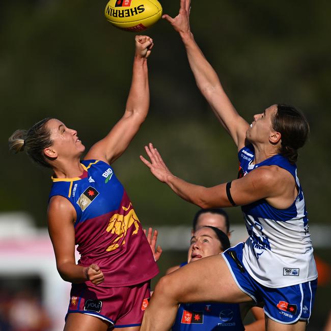 Kim Rennie (right) competes in the ruck during the Kangaroos’ statement 44-point win over Brisbane, which came in similar heat expected to Saturday’s preliminary final. Picture: Albert Perez / Getty Images