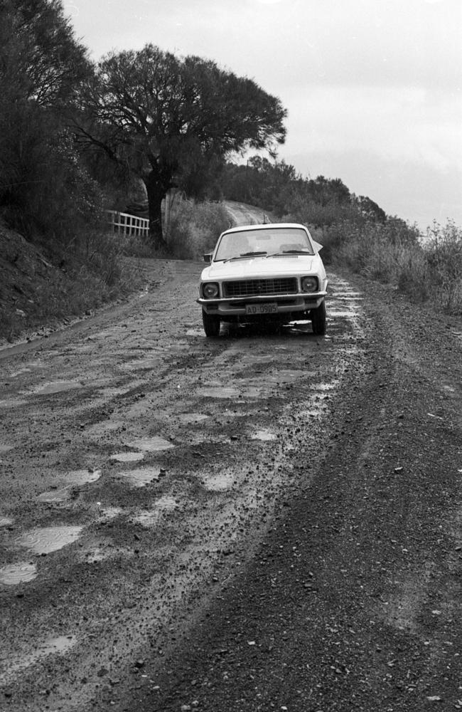 Tasman Bridge disaster January 1975: Urgent upgrades were needed on Old Beach Rd to cope with massively increased traffic. Negative number N4806-4 from the Mercury historical archive.