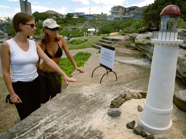 Spectators take in one of the artworks displayed in the 2000 edition of Sculpture by the Sea. Frederik and Mary would have enjoyed near-total anonymity at the time. Picture: Craig Greenhill.