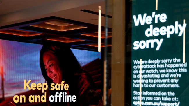 An Optus public service message is displayed inside an Optus store on October 5. Picture: Brendon Thorne/Getty Images