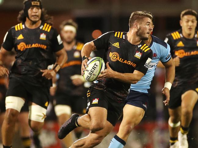 Alex Nankivell looks to offload as the Chiefs run rampant.