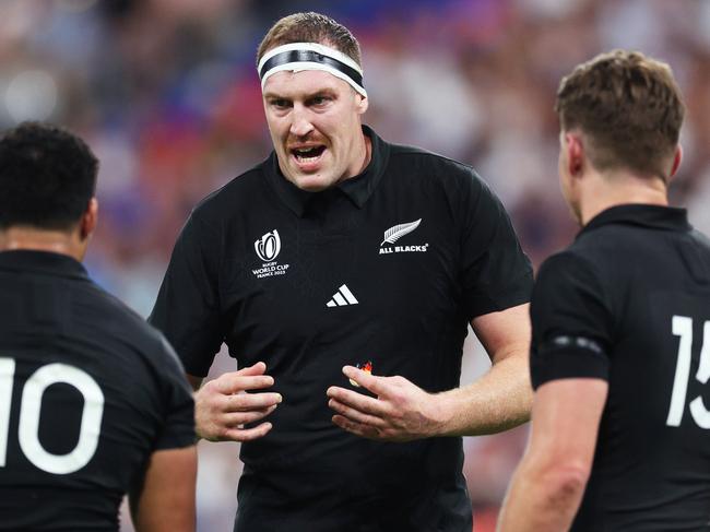 PARIS, FRANCE - SEPTEMBER 08: Brodie Retallick of New Zealand speaks with Richie Mo'unga and Beauden Barrett of New Zealand during the Rugby World Cup France 2023 Pool A match between France and New Zealand at Stade de France on September 08, 2023 in Paris, France. (Photo by Warren Little/Getty Images)