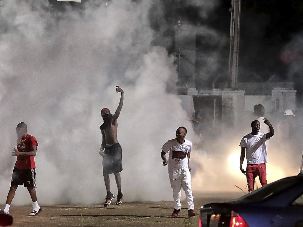 Race riots in Memphis Tennessee as cops kill 21yearold dad Brandon