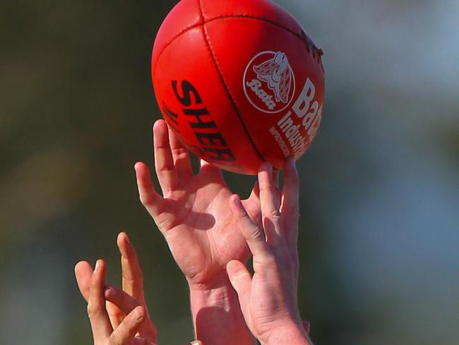 Frankston YCW v Edithvale Aspendale. Everyone wats to get their hands on the sherrin!  Frankston YCW v Editvale Aspendale, MPNFL Peninsula League, Under 18'sWeekly Times Footy 204 - 06/08Gary Bradshaw