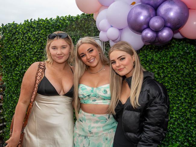 From left) Bella Bryers, Paige Lander and Maddison Lander. Weetwood Raceday at Toowoomba Turf Club. Saturday, September 28, 2024. Picture: Nev Madsen.