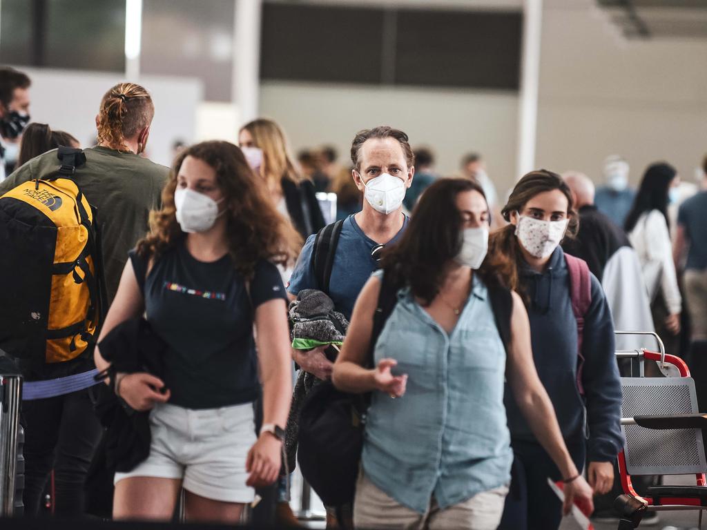 Experts are calling for mandatory mask wearing in Sydney. Picture: NCA NewsWire/Flavio Brancaleone