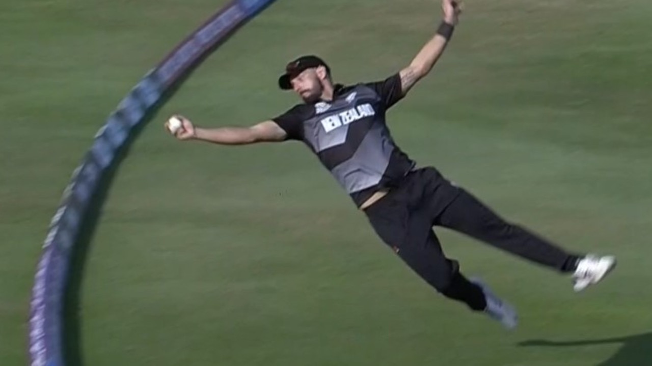 T20 Cricket World Cup 2021: Daryl Mitchell Fielding, One Handed Catch ...