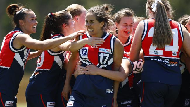 Darebin captain Steph Simpson (centre) celebrates the win.