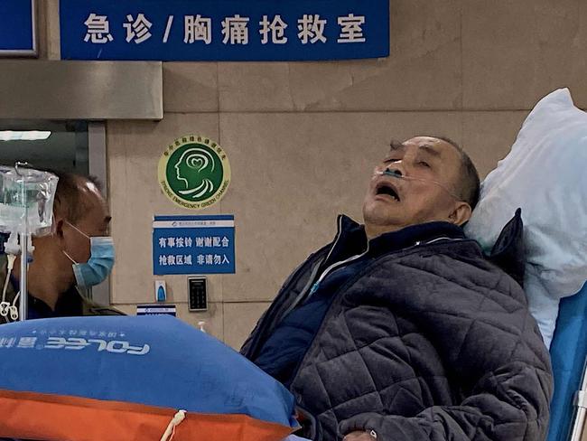 An elderly covid-19 coronavirus patient lies on a stretcher at the emergency ward of the First Affiliated Hospital of Chongqing Medical University in China's southwestern city of Chongqing on December 22, 2022. (Photo by Noel Celis / AFP)