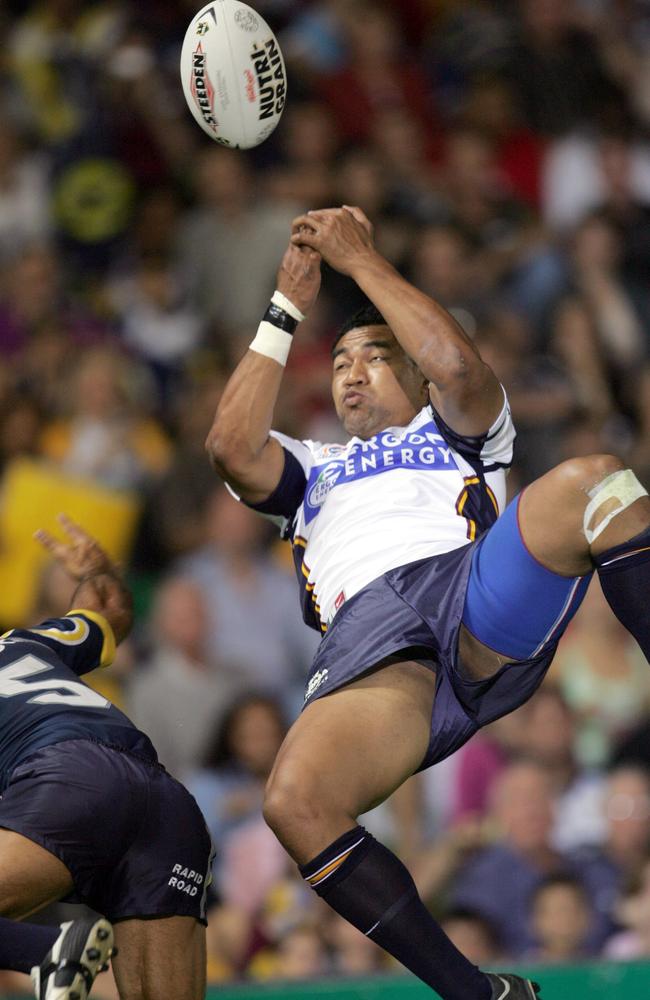 Gary Tupou comes down without the ball from a bomb.