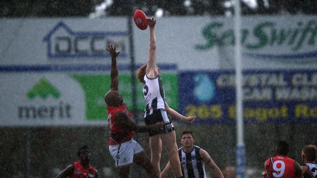 Palmerston Magpies Tristen Waack dominates the ruck in round 1 of the NTFL 22/23 season. Picture: (A)manda Parkinson