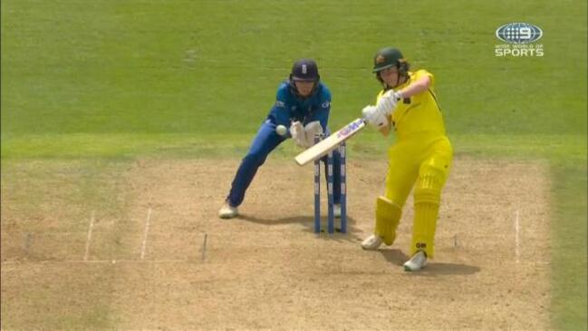 Georgia Wareham smashes 26 off final over!