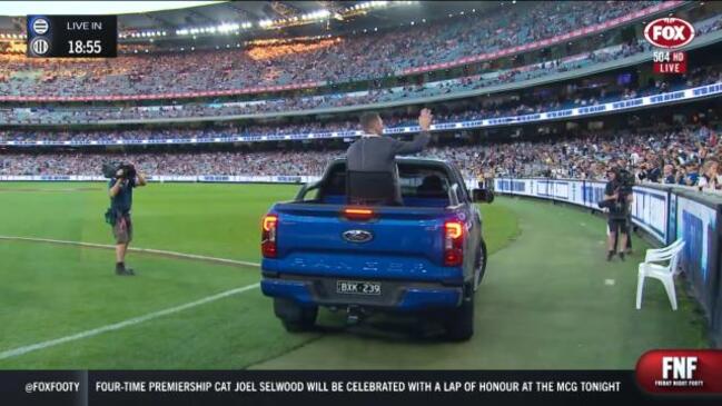 Selwood receives lap of honour!