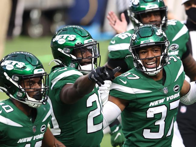 INGLEWOOD, CALIFORNIA - DECEMBER 20: Bryce Hall #37 of the New York Jets celebrates with teammates following an interception during the second quarter of a game against the Los Angeles Rams at SoFi Stadium on December 20, 2020 in Inglewood, California.   Sean M. Haffey/Getty Images/AFP == FOR NEWSPAPERS, INTERNET, TELCOS & TELEVISION USE ONLY ==