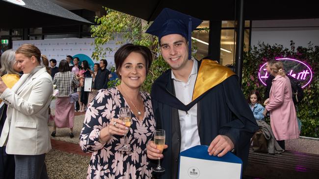 05-10-2023 Deakin University Accounting and Finance Graduation. Leesa Mitchell, Lewis Mitchell