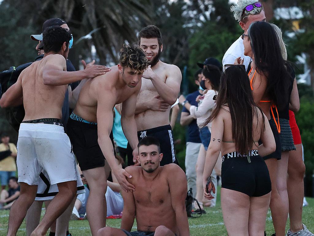 Crowds flocked to St Kilda beach as the temperature hit 27 degrees but masks were largely non-existant. Picture : Ian Currie