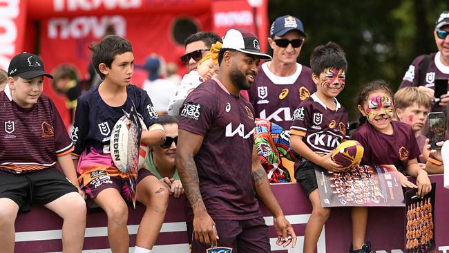25/9/2023: Ezra Mam signs autographs and during selfies the fans during a Broncos fan training session at the Red Hill, Brisbane. pic: Lyndon Mechielsen/Courier Mail