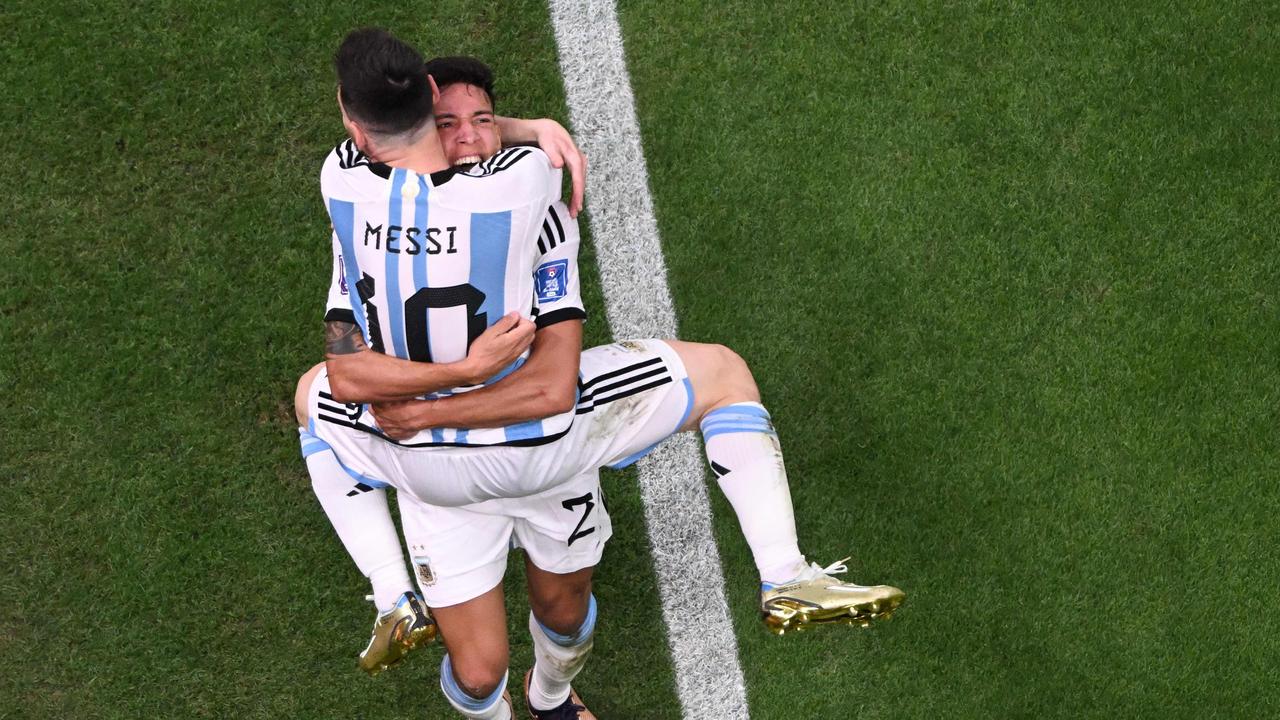 Nahuel Molina celebrates with Lionel Messi. Photo by Kirill KUDRYAVTSEV / AFP.