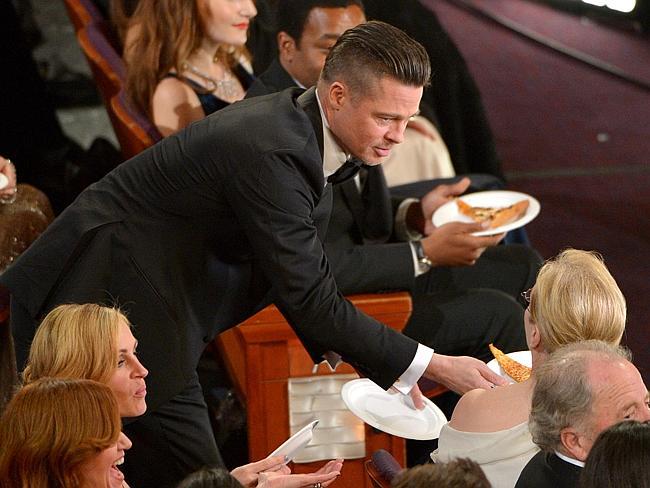 Brad Pitt shares pizza with Meryl Streep in the audience.