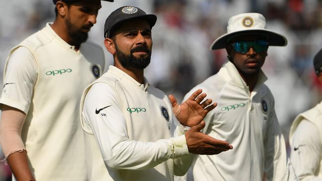 India's captain Virat Kohli (C) applauds the crowd as his team break for tea during the fourth day of the third Test cricket match between England and India at Trent Bridge in Nottingham, central England on August 21, 2018. (Photo by Paul ELLIS / AFP) / RESTRICTED TO EDITORIAL USE. NO ASSOCIATION WITH DIRECT COMPETITOR OF SPONSOR, PARTNER, OR SUPPLIER OF THE ECB