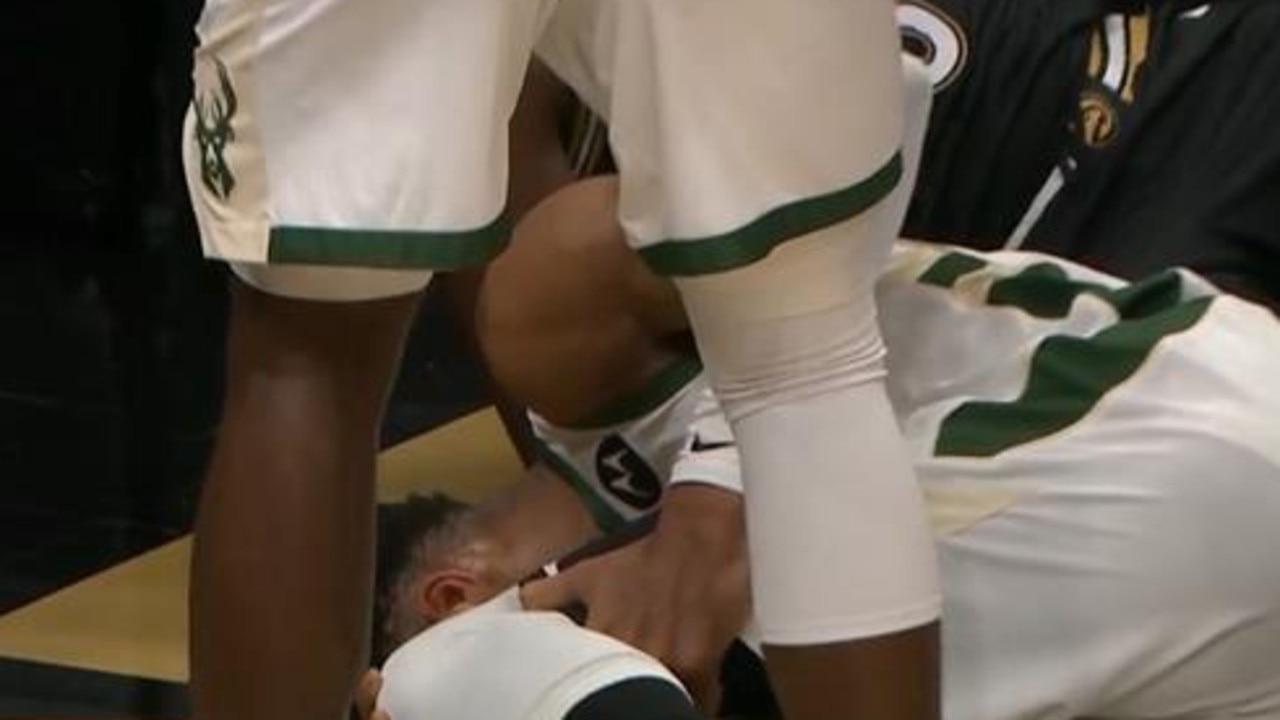 Giannis Antetokounmpo ruled out with knee injury