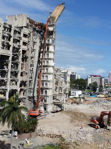 The tower starts to fall from the top of the old Gold Coast Hospital, February 12, 2015. Photo: Dr Neil Cleaver