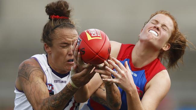 Docker Mia-Rae Clifford and Bulldog Eleanor Brown contest for the footy. Picture: Getty Images