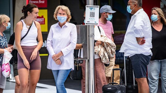 MELBOURNE, AUSTRALIA - NewsWire Photos - JANUARY 21, 2022:  Victoria has recorded a drop in new Covid cases with hospital admissions expected to peak in the coming weeks. MelbourneÃs CBD foot traffic seen to be busier than last week. People are still wearing masks outdoors. Picture: NCA NewsWire/Sarah Matray