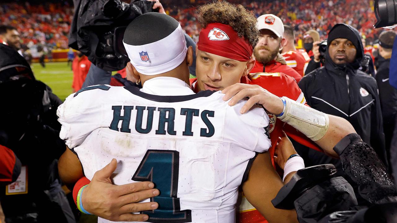 KANSAS CITY, MISSOURI – NOVEMBER 20: Jalen Hurts #1 of the Philadelphia Eagles talks with Patrick Mahomes #15 of the Kansas City Chiefs after their game at GEHA Field at Arrowhead Stadium on November 20, 2023 in Kansas City, Missouri. David Eulitt/Getty Images/AFP (Photo by David Eulitt / GETTY IMAGES NORTH AMERICA / Getty Images via AFP)