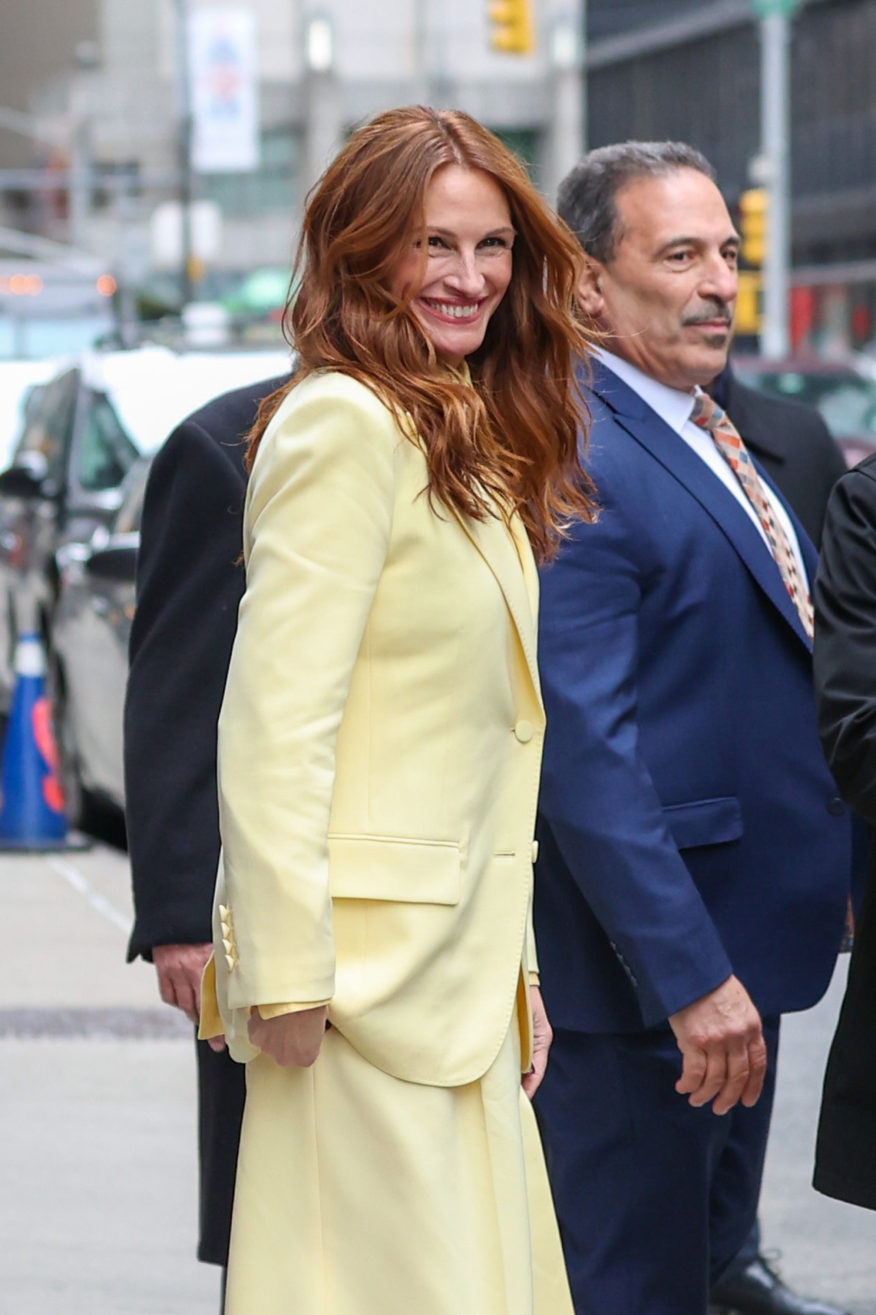 Julia Roberts's Approach To Suiting Is Sunny And Slouchy - Vogue