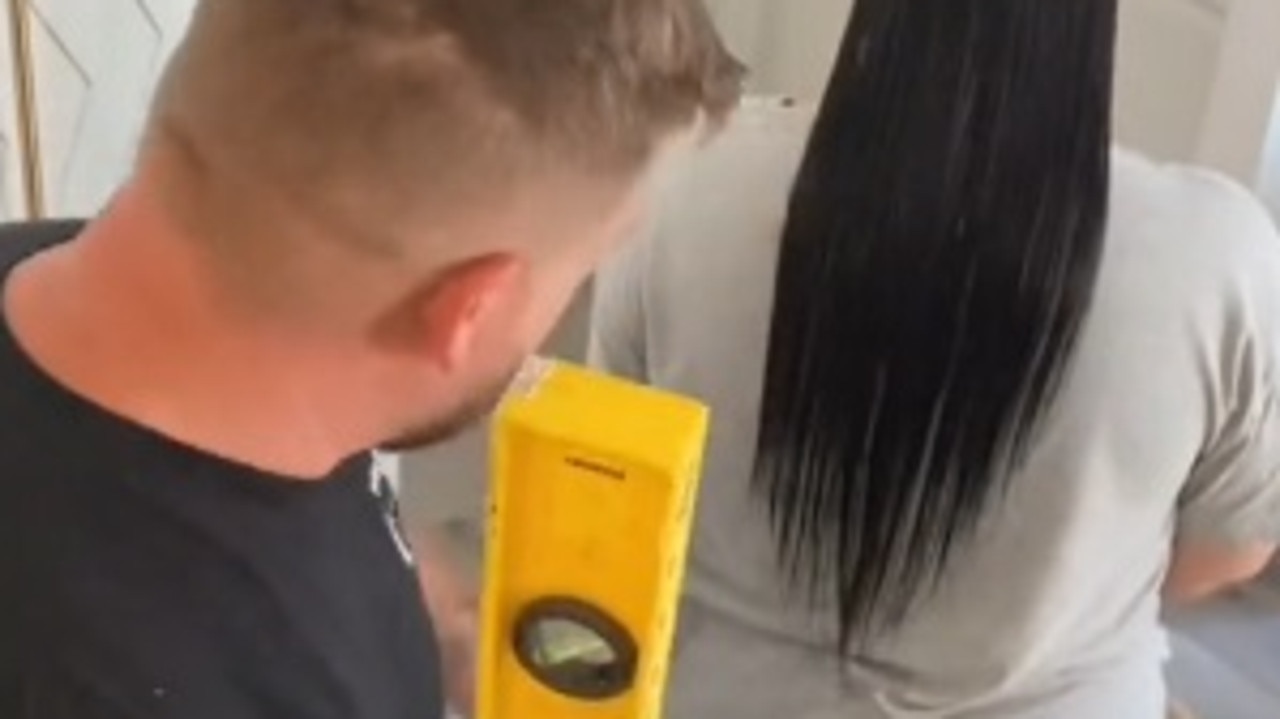 Diy Haircut Husband Trims Wifes Split Ends Using Spirit Level Video Au 