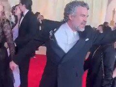 Star arrives late to Oscars shouting message