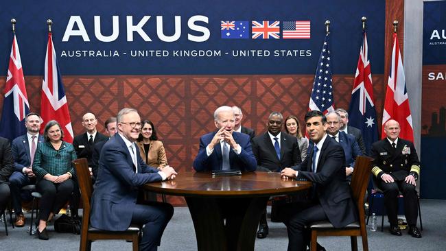 US President Joe Biden (C) participates in a trilateral meeting with Prime Minister Rishi Sunak (R) and Prime Minister Anthony Albanese (L) during the AUKUS summit on March 13, 2023.