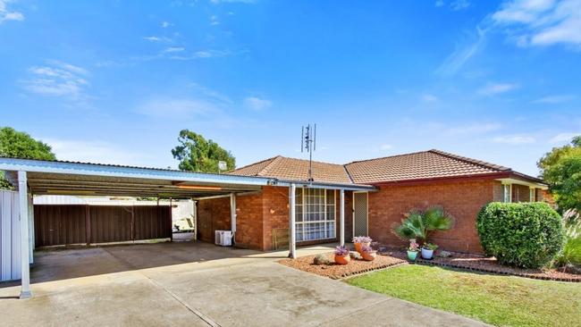 This house in the Tamworth area resold in 2023 for only $9000 above the 2022 price, a likely loss for the seller when factoring in transaction costs.