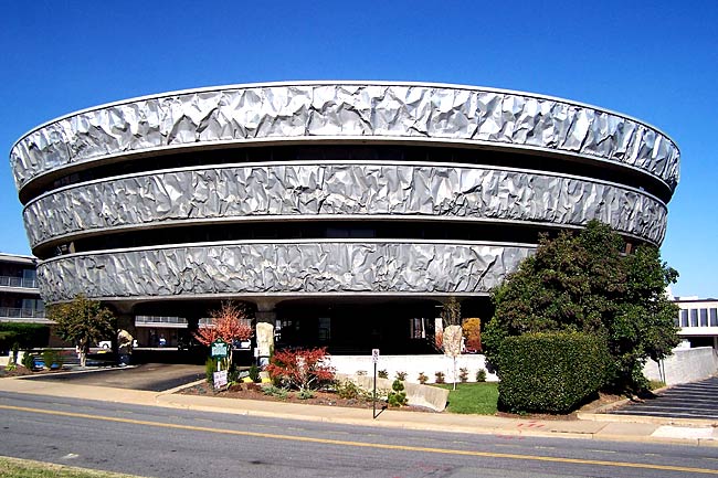 <p><strong>7. MARKEL BUILDING, RICHMOND, VIRGINIA, US.</strong> Although it sounds like urban legend, this futuristic building was inspired by a baked potato served to the architect during a dinner for the American Institute of Architects / Flickr user Rvaphotodude</p>