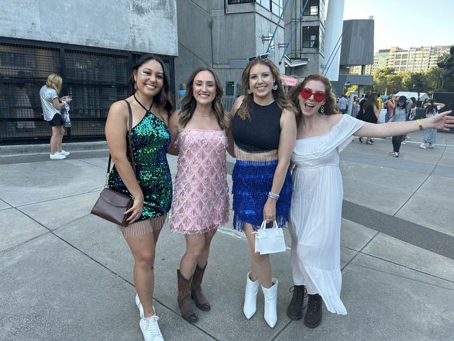 Jess Marshall, Carmela, Rachel and Jessica Bennett