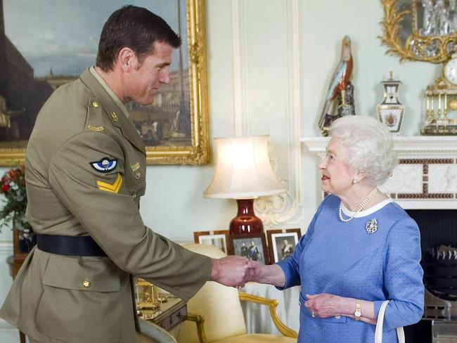 Britain's Queen Elizabeth (R) greets Australian Corporal Ben Roberts-Smith (L), who was recently honoured with the Victoria Cross, during an audience at Buckingham Palace in London on November 15, 2011. Roberts-Smith was awarded the VC, the highest military honour for an Australian, for gallantry during a tour of Afghanistan. AFP PHOTO / POOL / ANTHONY DEVLIN