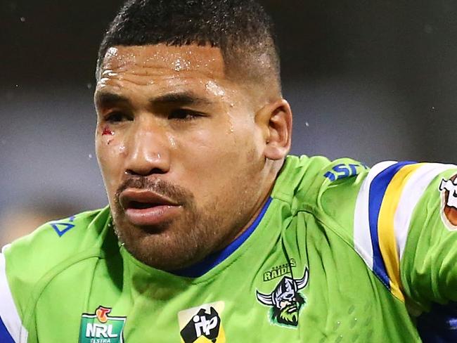 CANBERRA, AUSTRALIA - JUNE 08: Siliva Havili of the Raiders runs the ball during the round 14 NRL match between the Canberra Raiders and the Penrith Panthers at GIO Stadium on June 8, 2018 in Canberra, Australia.  (Photo by Mark Nolan/Getty Images)