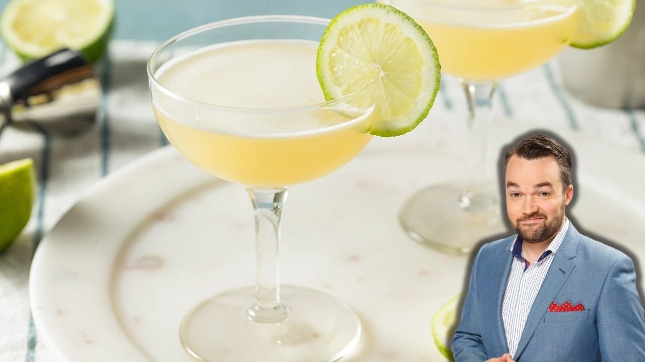 What alcohol is used to make a gimlet cocktail?