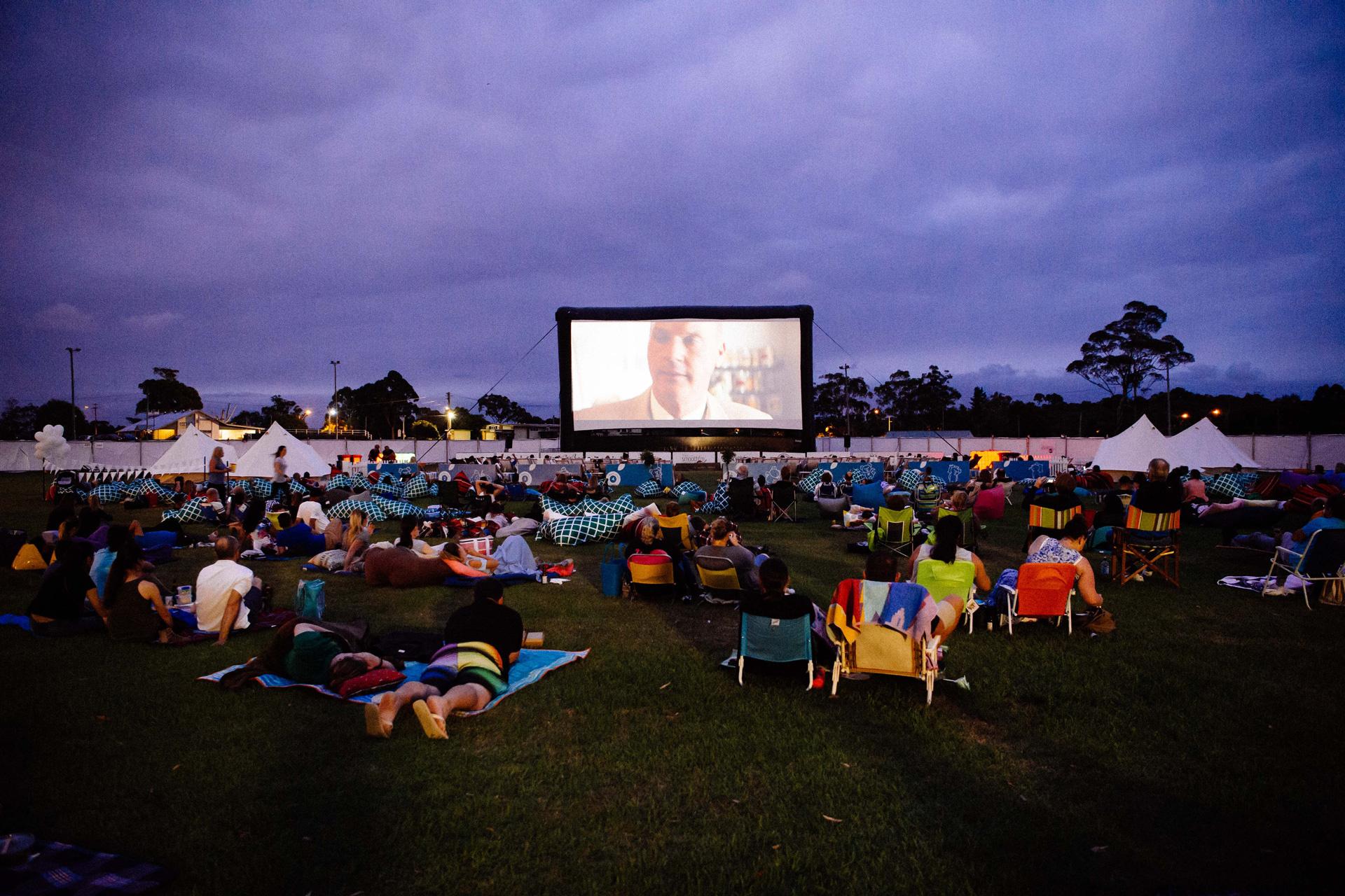 Beach cinema. Open Air кинотеатр. Кинотеатры Греции. Outdoor Cinema. Cinema outside.