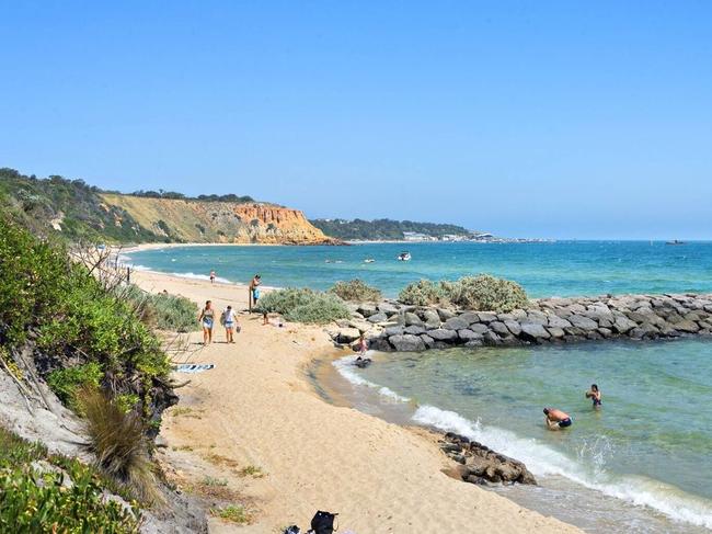 Beach scenes near the boatshed at 35 Jetty Rd Sandringham (2)