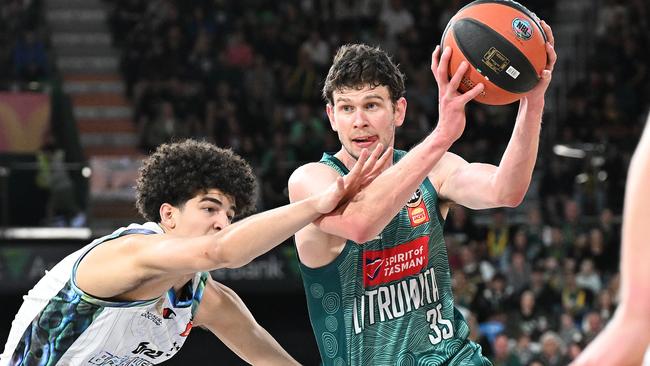 HOBART, AUSTRALIA - NOVEMBER 09: Clint Steindl of the Jackjumpers drives to the basket during the round eight NBL match between Tasmania Jackjumpers and New Zealand Breakers at MyState Bank Arena, on November 09 2024, in Hobart, Australia (Photo by Steve Bell/Getty Images)