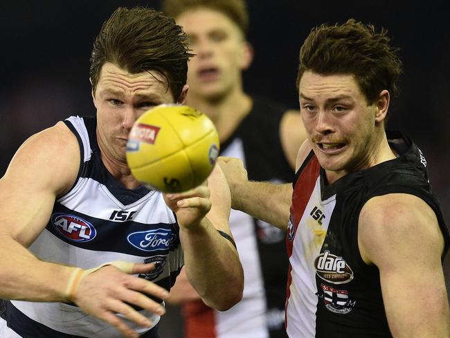 Patrick Dangerfield of the Cats (left) and Jack Steven of the Saints contest during the Round 14 AFL match between the St.Kilda Saints and Geelong Cats at the Etihad Stadium in Melbourne, Saturday, June 25, 2016. (AAP Image/Julian Smith) NO ARCHIVING, EDITORIAL USE ONLY