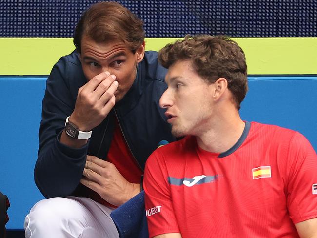 Spain's Rafael Nadal (L) speaks to teammate Pablo Carreno Busta (2nd R) in between sets during the group B men's singles tennis match against Australia's John Millman on day one of the 2021 ATP Cup in Melbourne on February 2, 2021. (Photo by DAVID GRAY / AFP) / -- IMAGE RESTRICTED TO EDITORIAL USE - STRICTLY NO COMMERCIAL USE --