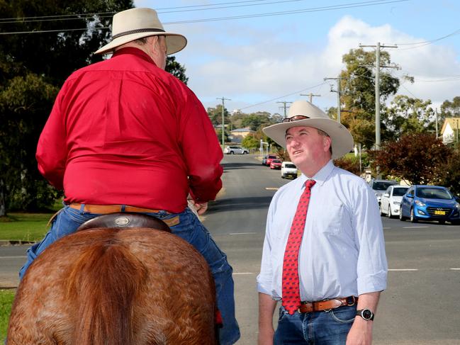 Aberdeen local Frank Daley talks politics with Federal Member for New England Barnaby Joyce. Picture: NCA NewsWire / Peter Lorimer.