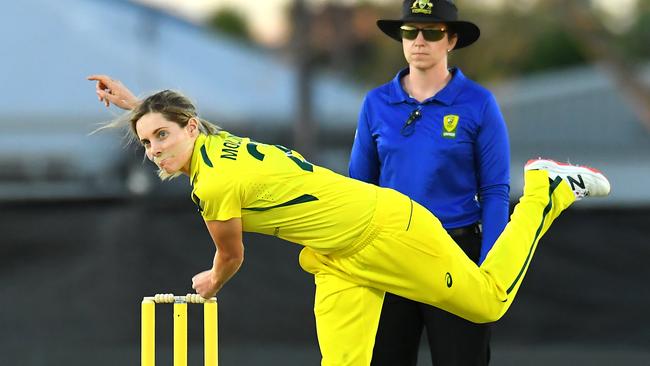 Sophie Molineux continued bowling despite he injury. Photo by Albert Perez/Getty Images