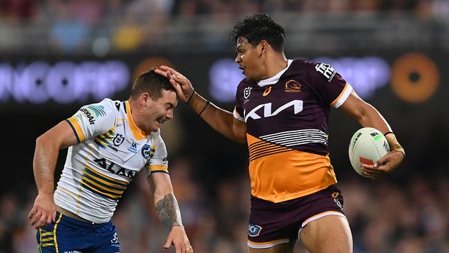 BRISBANE, AUSTRALIA - AUGUST 11: Selwyn Cobbo of the Broncos makes a break during the round 24 NRL match between the Brisbane Broncos and Parramatta Eels at The Gabba on August 11, 2023 in Brisbane, Australia. (Photo by Albert Perez/Getty Images)